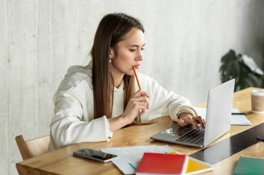 Uygun bir zamanda çalış. Serbest çalışan güzel kız.