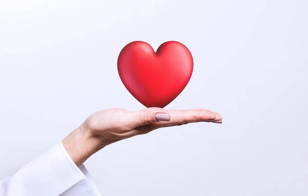 Женщина-врач держит красное сердце на светло-сером фоне, творческий коллаж — стоковое фото