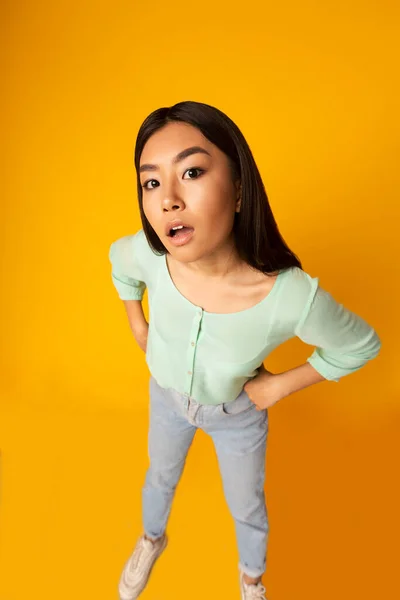 Young Woman Standing With Hands On Hips Posing In Studio — ストック写真