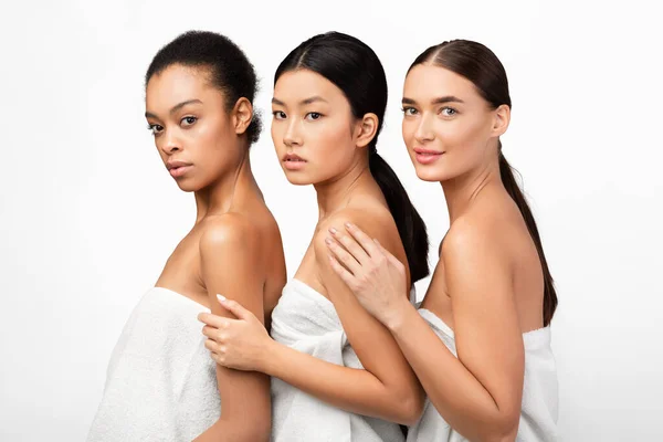 Three Sensual Girls In Bath Towels Posing On White Background — Φωτογραφία Αρχείου