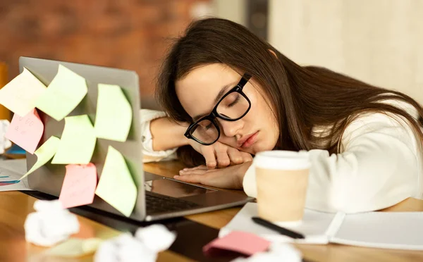 Concepto de exceso de trabajo. Freelancer chica durmiendo en el portátil —  Fotos de Stock