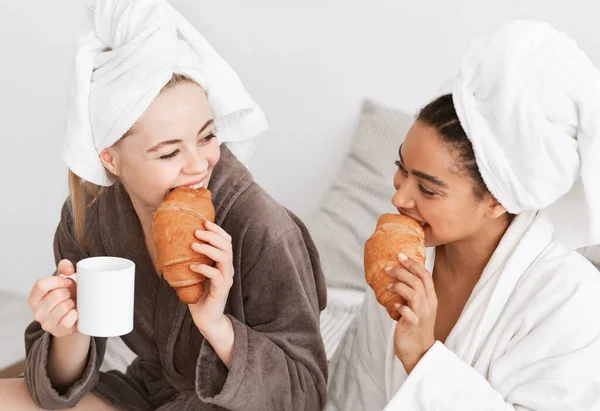 Multi-etnische spa vriendinnen genieten van ontbijt en praten — Stockfoto