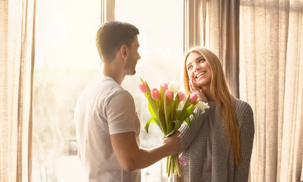 浪漫的一刻年轻人在特别的日子送给妻子鲜花 — 图库照片