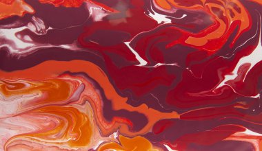 Kırmızı, sarı ve beyaz renklerin boya sıçraması, soyut