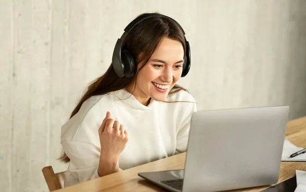 Joven freelancer mujer feliz de terminar el trabajo —  Fotos de Stock