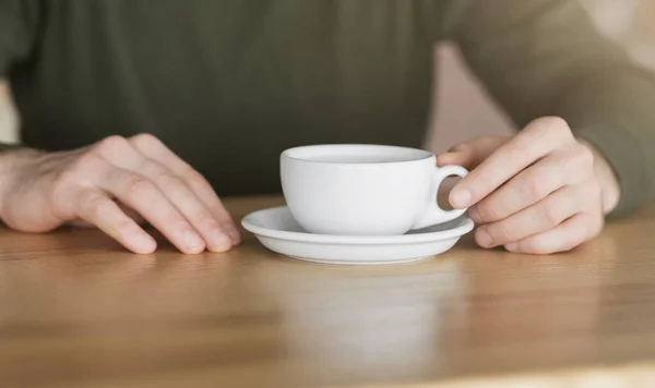 Cortado de cara segurando xícara de café no café — Fotografia de Stock
