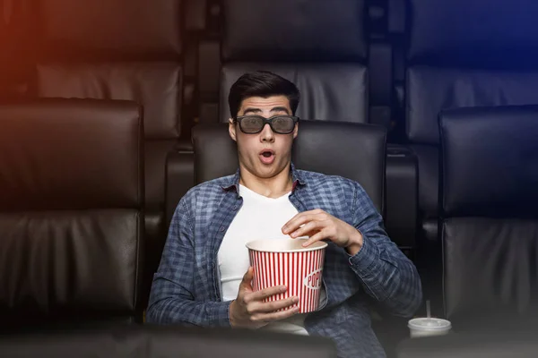 Mladý muž s šokovaným výrazem ve tváři v kině — Stock fotografie
