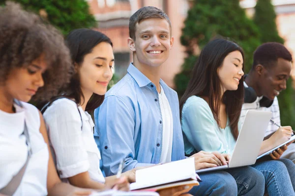 Üniversite öğrencileri dışarıda eğitim görüyor, sınavlara birlikte hazırlanıyorlar. — Stok fotoğraf