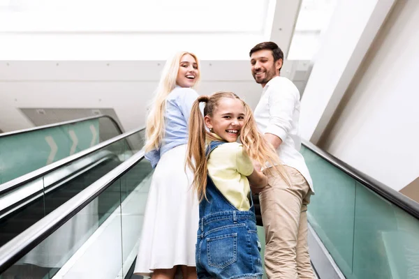 Ebeveynler ve Kız Gülümseyen AVM 'deki Hareket Eden Merdivenlerde Duran — Stok fotoğraf