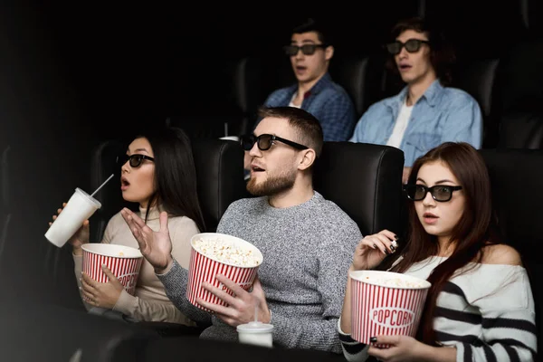 Děsivé publikum ve 3D brýlích na děsivé filmové premiéře v kině — Stock fotografie