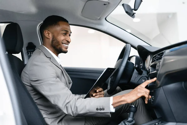 Autó kereskedő ül a sofőrök Seat ellenőrzés Auto a bemutatóteremben — Stock Fotó