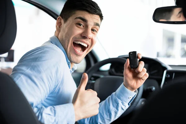 Man toont autosleutel en duim omhoog — Stockfoto