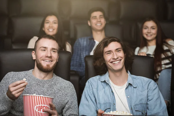 Šťastní diváci si užívají zajímavý film v kině — Stock fotografie