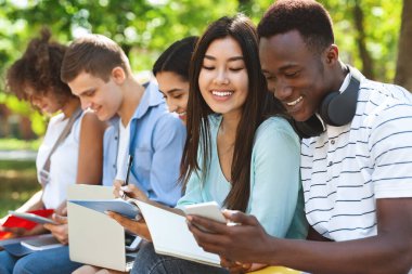 Öğrenci İletişimi. Neşeli Çok Irklı Üniversite Arkadaşları Açık Hava Derslerine Hazırlanıyor