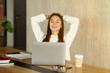 İş sırasında ara. Serbest çalışan kız gözlerini kapattı.