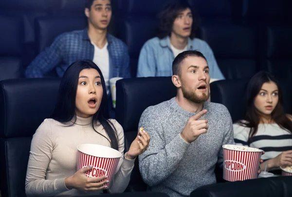 Entretenimento e diversão. Pessoas emocionais com pipocas assistindo thriller no cinema — Fotografia de Stock