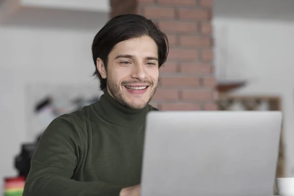 Réussi pigiste travaillant au café, en utilisant un ordinateur portable — Photo