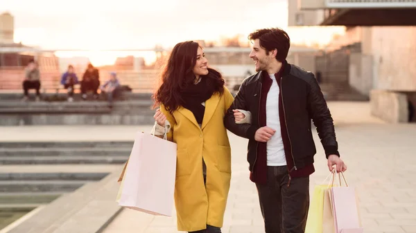 Couple walking carrying their shopping paper bags — Stock Photo, Image
