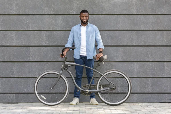 Retrato de comprimento total de homem americano africano feliz com bicicleta — Fotografia de Stock