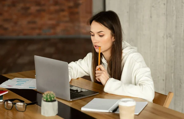 Menina milenar freelance trabalha no laptop, espaço livre — Fotografia de Stock