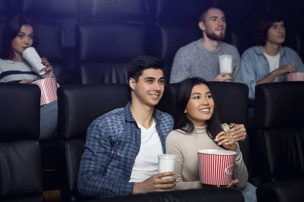 No encontro do filme. Jovem namorado sorridente e namorada no cinema — Fotografia de Stock