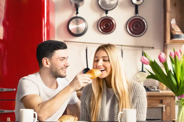 Manžel a manželka si spolu užívají rodinnou snídani v kuchyni — Stock fotografie