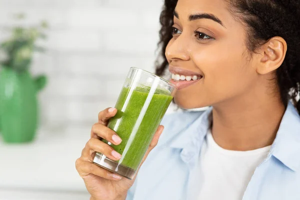 Fit Afro Girl trinkt köstlichen Detox Smoothie — Stockfoto