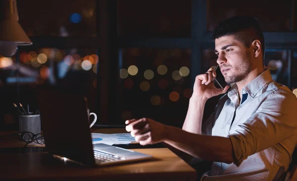 Unternehmer telefoniert nachts im modernen Büro — Stockfoto