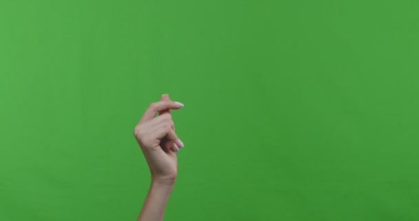 女人的手指在色键的背景上打转 — 图库视频影像