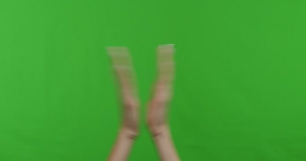 女性的手拍击绿色色键背景 — 图库视频影像
