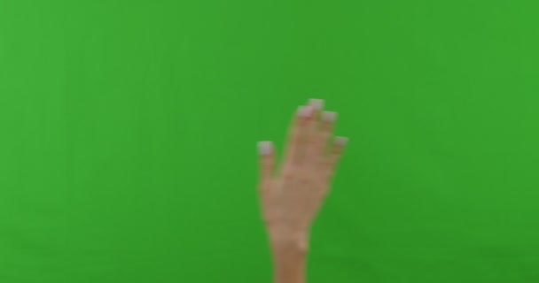 Женская рука прокручивает, кликает и поворачивает жесты на сенсорном экране — стоковое видео