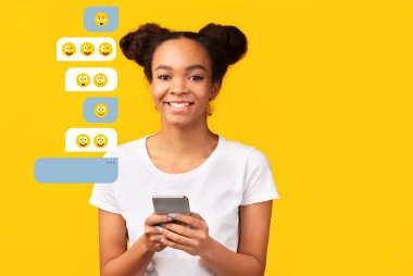 Çevrimiçi sohbet. Afro-Amerikalı kadın cep telefonunu turuncu arka planda dostça sohbet için kullanıyor, mesaj için boşluk