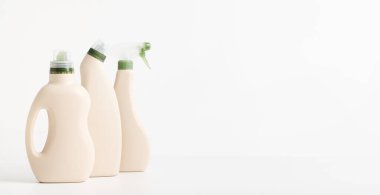 Beyaz arka planda temizlik deterjanı için plastik şişeler