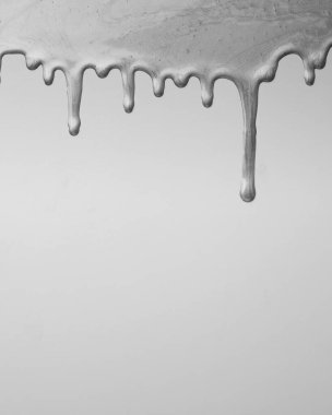 Minimalist sanat tarzı. Arka planda gri boya damlaları