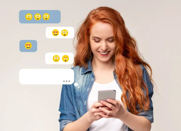 Junges Mädchen chattet mit Freunden auf Handy vor hellem Hintergrund, Raum für Design — Stockfoto