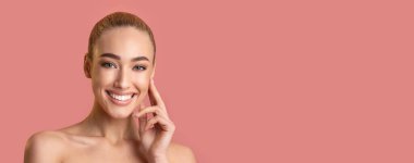 Pretty Woman, Pembe Stüdyo Arkaplanından Kameraya Gülümsüyor