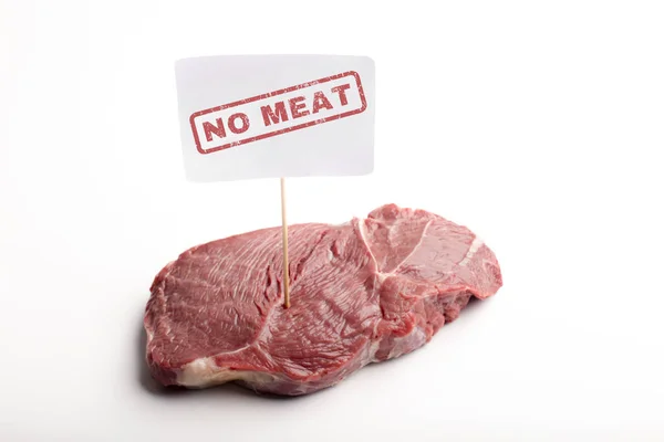 Frisches Steak mit der Aufschrift "kein Fleisch" — Stockfoto