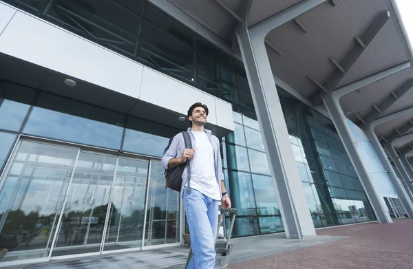 Je retourne dans ma patrie. Homme heureux sortant de l'aéroport avec des bagages — Photo