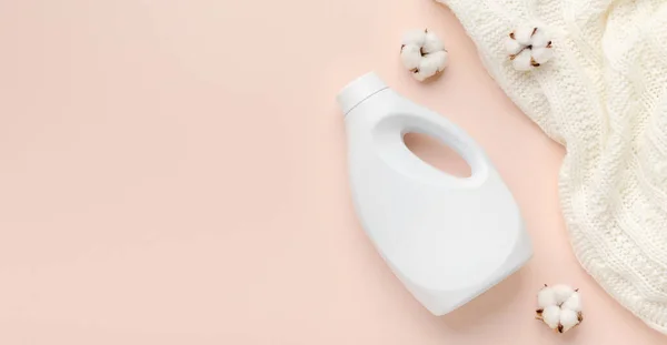 Folyékony mosószer palack és fehér gyapjú pulóver — Stock Fotó