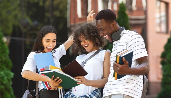 Estudiantes multiculturales muy contentos revisando los resultados del examen y celebrando el éxito —  Fotos de Stock