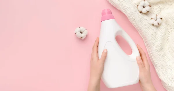 Werbung für Waschmittel mit Weichspüler auf rosa — Stockfoto