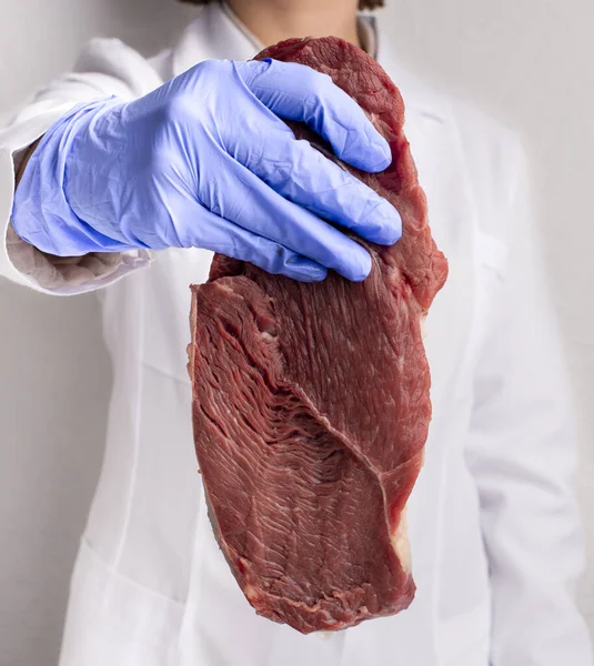 手袋の科学者は、生の肉を保持クロップ — ストック写真