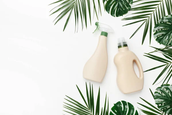 Zwei Flaschen Reinigungsmittel zur Reinigung mit grünem Pflanzenextrakt — Stockfoto