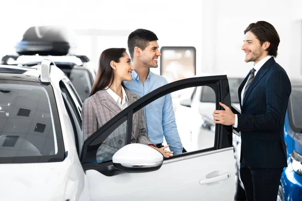 Couple Choosing Automobile In Luxury Dealership Store — 图库照片