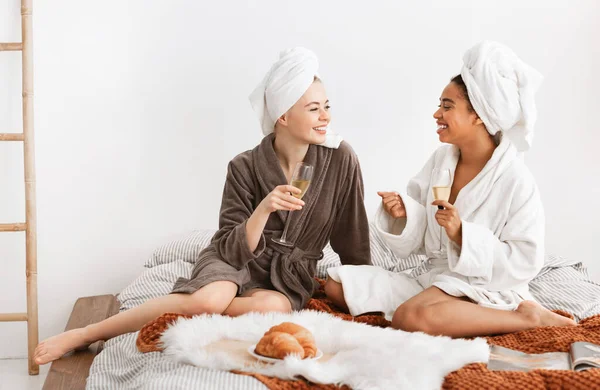 Two multiracial girlfriends enjoying spa day at home — Stockfoto
