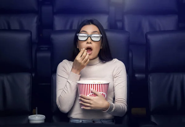 Ir ao cinema sozinho. Mulher asiática assustada em óculos 3D assistindo thriller no cinema — Fotografia de Stock