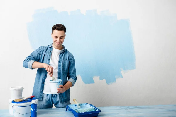 Happy guy mixes pigment for paint wall — Φωτογραφία Αρχείου