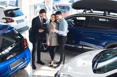 Satıcı, Kiralık Ofiste Duran Bir Araba Teklif Ediyor
