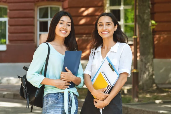 Happy university classmates having break in college campus, posing outdoors — 图库照片