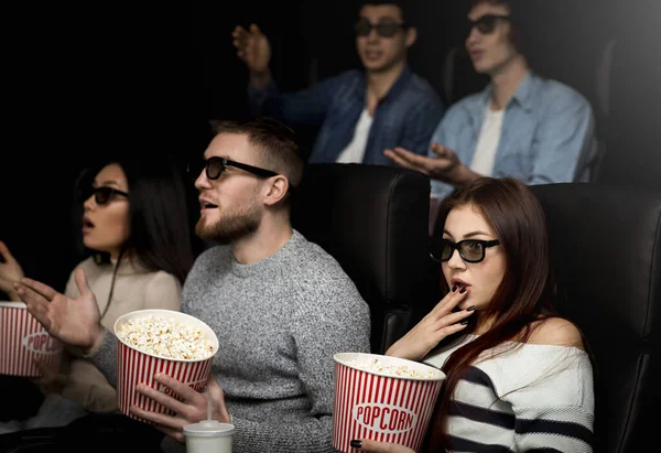 Conceito da hora do espectáculo. Jovens excitados em óculos 3D assistindo filme interessante no cinema — Fotografia de Stock